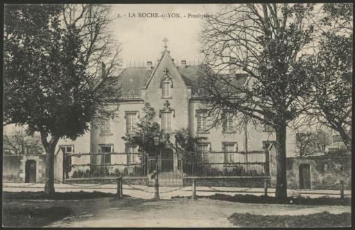 Le presbytère : façade vue de la place Gouvion (actuelle place Albert Ier, vues 1-2), bibliothèque paroissiale de Saint-Louis (vue 3) / Découpy phot. (vue 2).
